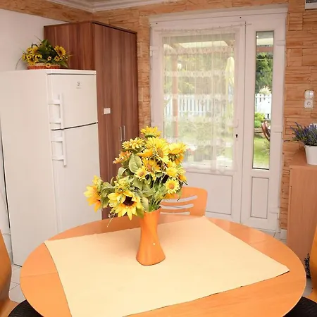 Liliom Apartament *